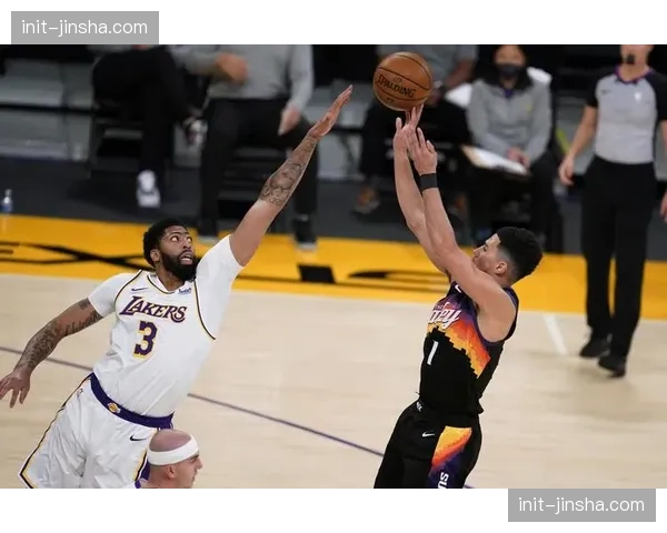 湖人逆转击败太阳,浓眉戴维斯贡献30分20篮板