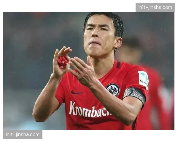 终场哨响,法兰克福老将长谷部诚接受全场球迷致敬 终场哨响,法兰克福老将长谷部诚接受全场球迷致敬